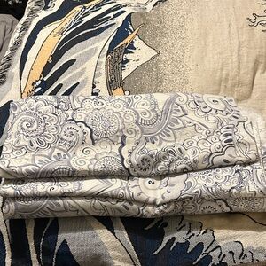 King Comforter Cover and pillow cases.